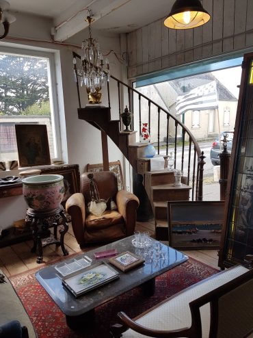 Brocante Saint Michel Plozevet escalier vase table luminaire